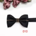 Farfallino nero in raso con dettaglio catena d'oro, accessorio elegante per matrimonio. - Colore 010