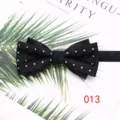 Vista detallada de la pajarita negra de poliéster con patrón, accesorio elegante para camisa. - Estilo 013