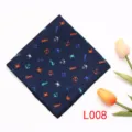 Pañuelo de bolsillo azul marino con patrón náutico de ancla y cangrejo para traje de negocios. - L008