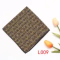Vista detallada de cerca de un pañuelo de bolsillo azul oscuro con estampado floral. - L009
