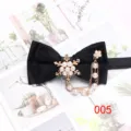 Primo piano dettagliato di un papillon nero con decorazione a fiocco e catena. - Stile 005