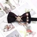 Dettaglio di papillon uomo con catena perle fiocco neve, elegante accessorio per feste chic. - Stile 006