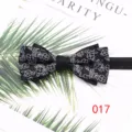 Vista detallada de pajarita negra de poliester floral para accesorios de boda de hombres. - Estilo 017