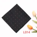 Vista detallada de un pañuelo de bolsillo negro con un delicado patrón floral rojo y costuras. - L014 Negro Floral