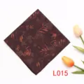 Detalle de primer plano del pañuelo de bolsillo para traje marrón oscuro con hojas. - L015