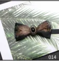Primo piano dettagliato di un papillon vintage nero in piume con strass brillante. - 014 Stile Gemma Piuma Vintage