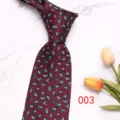 Detalle de corbata de hombre paisley burdeos que muestra la tela con patrón verde y azul. - Color 003