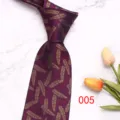 Corbata de hombre burdeos con patrón de plumas retro, elegante accesorio de negocios. - Color 005
