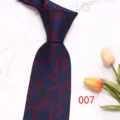 Dettaglio cravatta da uomo, blu scuro con motivo a stampa di piume per abbigliamento formale. - Colore 007