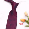 Cravatta da uomo bordeaux con motivo a foglie di ginkgo, vista dettagliata stile vintage. - Colore 009