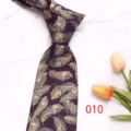 Cravatta da uomo bordeaux con motivo a piuma dorata vintage, ideale per affari o matrimoni. - Colore 010