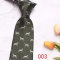 Primer plano de una corbata de hombre verde oscuro con un elegante motivo de caballo plateado. - Verde Oscuro (003)