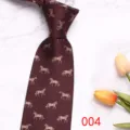 Corbata burdeos con detalle de patrón de caballo elegante, vista cercana en fondo de mármol. - Rojo Vino (004)