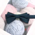 Élégant noeud papillon double en tissu vert foncé pour homme, idéal pour les mariages et les soirées. - Style Y