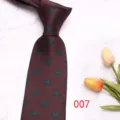 Cravate bourgogne à motif de cheval vert, détail de texture fine pour tenue élégante. - Rouge Vin (007)