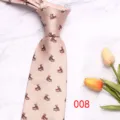 Gros plan detail de la cravate rose pour homme avec motif de tete de cheval sur du marbre. - Rose Clair (008)