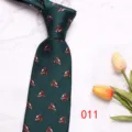 Vue détaillée d'une cravate pour homme vert foncé avec des motifs de chevaux sur marbre. - Vert Foncé (011)