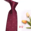 Vue détaillée de la cravate bordeaux pour homme avec imprimé animal et décor de tulipes. - Rouge Vin (012)