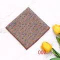 Vista detallada de pañuelo de bolsillo marrón para hombre con paisley azul en mármol. - Color 002