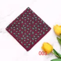 Vista detallada de un pañuelo de bolsillo clásico para hombre con diseño paisley en burdeos y verde. - Color 003