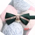 Papillon in raso verde scuro da uomo con strass brillanti, elegante accessorio per matrimoni. - Verde scuro