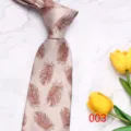 Detalle de corbata para hombre con patrón de plumas clásico, textura fina y diseño elegante. - Pluma Marrón Claro (003)