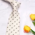 Vista cercana y detallada de elegante corbata crema con patrón floral marrón. - Floral Geométrico Claro (005)