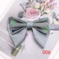 Vista dettagliata del papillon uomo retrò a fiori grigi per matrimonio e tempo libero. - Colore 006