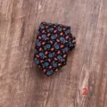 Detailopname van een stijlvolle heren geprinte stropdas in smal design met fijne stof. - Stijl 2