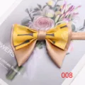 Dettaglio in primo piano del doppio papillon giallo e champagne a tema floreale. - Colore 008
