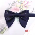Primo piano di un papillon doppio blu scuro con motivo floreale retro e cinturino da collo. - 011