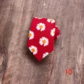 Rode heren smalle katoenen das voorzien van een stijlvolle witte madeliefjes print. - Stijl 10