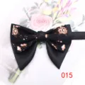 Dettaglio papillon doppio corno floreale retro uomo, elegante bordo in raso nero di stile. - Colore 015