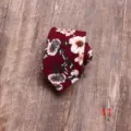 Heren slim katoenen stropdas in bordeauxrood met elegant wit en grijs bloemenpatroon. - Stijl 11