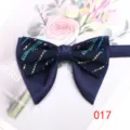 Dettaglio del papillon uomo con stampa floreale retro, elegante tessuto blu nozze. - 017
