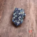 Donkerblauwe bloemen katoenen das voor mannen, stijlvolle smalle stropdas detailopname. - Stijl 17