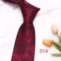 Primo piano di una cravatta da uomo bordeaux in stile retro con motivo vintage e tessuto elegante. - Colore 014