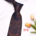 Primo piano di una cravatta da uomo vintage con motivo blu e marrone su marmo. - Colore 015