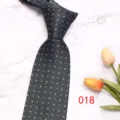 Cravatta da uomo scura classica con motivo geometrico elegante per abbigliamento formale. - Colore 018
