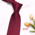 Cravatta da uomo bordeaux con motivo geometrico, elegante per matrimoni ed eventi formali. - Colore 019
