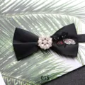 Farfallina nera da uomo con spilla di perle e ape ricamata per eventi formali eleganti. - 015 Stile Spilla Floreale Ape