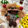 Vue détaillée de poupée en coque de noix naturelle faite main, pendentif artisanal créatif mignon. - Poupée en coque de noix aux cheveux bouclés / Kit de matériel