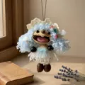 Pendentif poupée en coquille de noix au crochet fait main, carillon éolien en laine. - Poupée Coquille Bouclée Bleue / Kit de matériel