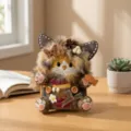 Pendentif en peluche de poupée chiot créatif fait main, gros plan détaillé sur bureau en bois. - Kit de matériel pour poupée cosse chat calico