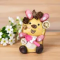 Gros plan détail de poupée artisanale en graines végétales, jolie décoration créative DIY. - Matériel pour cosse de pois cuillère rose
