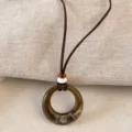 Retro braune Harz kreisförmige Anhänger Halskette mit Wildleder Kordel eleganter Schmuck - 4# Braune Halskette