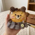 Pendentif poupée d'ours en gousse d'entada fait main, charmant détail pour beau cadeau. - Matériel pour poupée cosse de pois à jupe à carreaux
