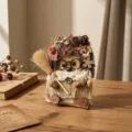 Détail de poupée hérisson en bois artisanale, adorable décoration de bureau en pin et nature. - Paquet de Matériel de Cosse de Balai / Marron