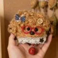 Gros plan détaillé d'un joli pendentif poupée en coquille de noix avec lunettes. - Chien avec Lunettes