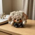 Gros plan de pendentif de poupée de mouton créative fait main avec texture laine et lunettes. - Petit Mouton 3 (Produit Fini)